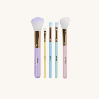 Makeup rainbow brushes, kids makeup brushes set with case, featuring colorful bristles and a matching storage case for safe, fun beauty play